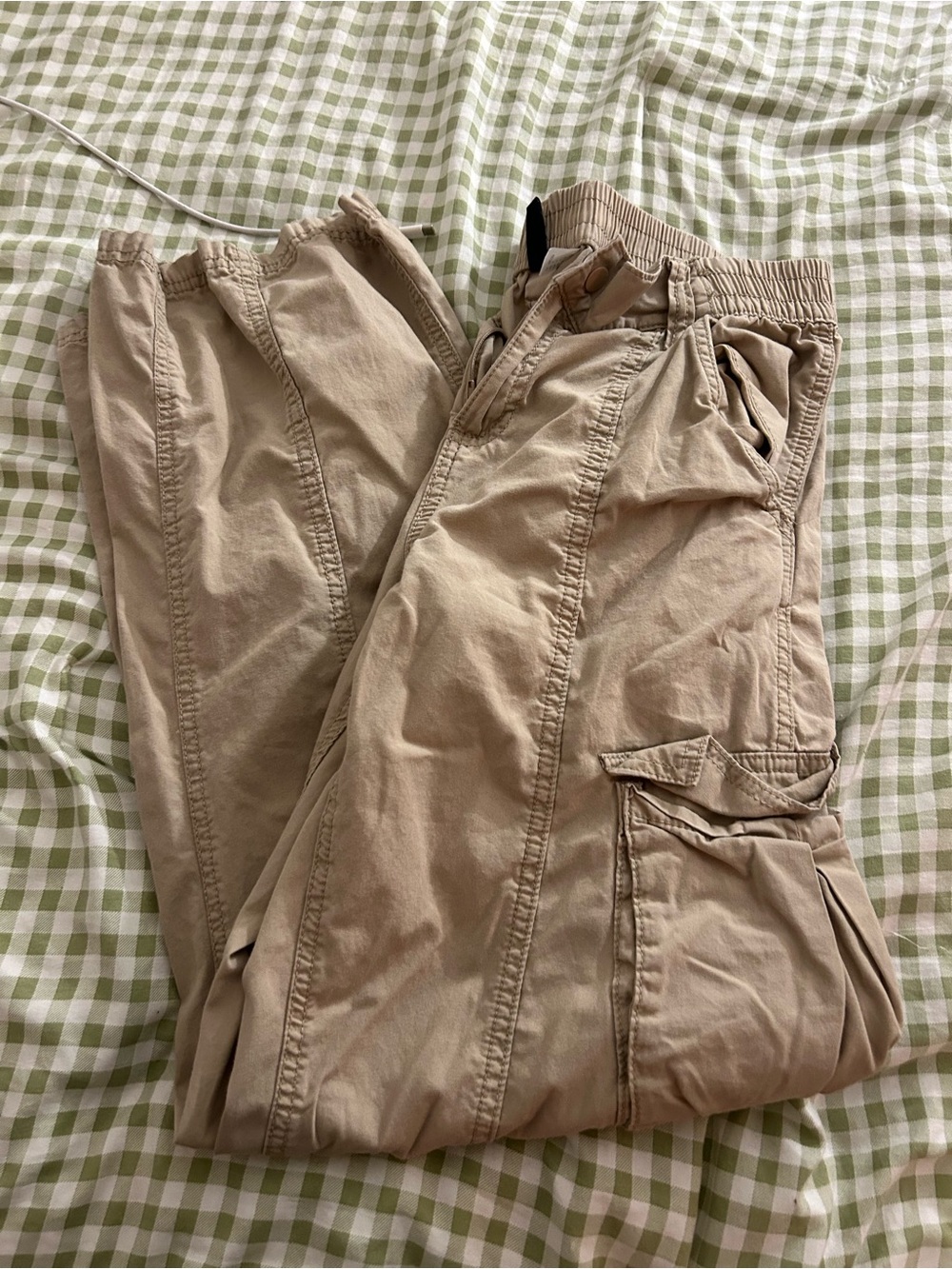 Divided Women's Cargo Jeans in Beige/Tan - Relaxed Cargo Style